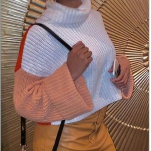 Multicolored O neck turtleneck sweater.